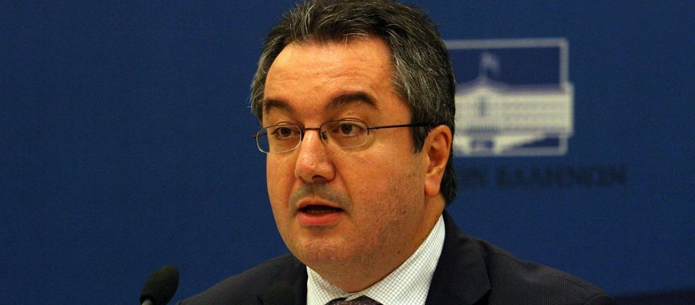 Η.Μόσιαλος: «Οι μάσκες στους εσωτερικούς χώρους δεν φεύγουν - Πρέπει να εμβολιαστεί το 80%»